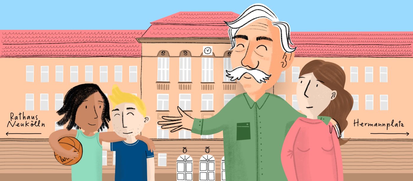 Lächelnder Albert Schweizer vor Schulgebäude mit drei Schülern